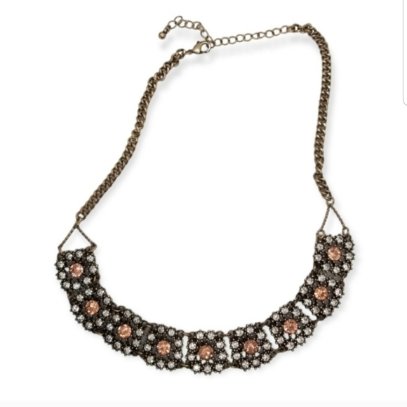 ANTIQUED BRASS NECKLACE WITH PINK & WHITE AUSTRIAN CRYSTAL DETAIL - Picture 3 of 6